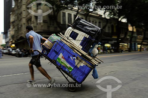  Assunto: Homem carregando carrinho com isopor e bancos na Avenida Marechal Floriano / Local: Bairro Centro - Rio de Janeiro - RJ - Brasil  / Data: 01/2008 
