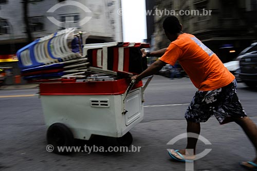  Assunto: Homem carregando carrinho com bancos na Avenida Marechal Floriano / Local: Bairro Centro - Rio de Janeiro - RJ - Brasil  / Data: 01/2008 