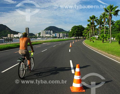  Assunto: Homem andando de bicileta no Aterro do Flamengo  / Local: Rio de Janeiro - RJ / Data: 02/2008 