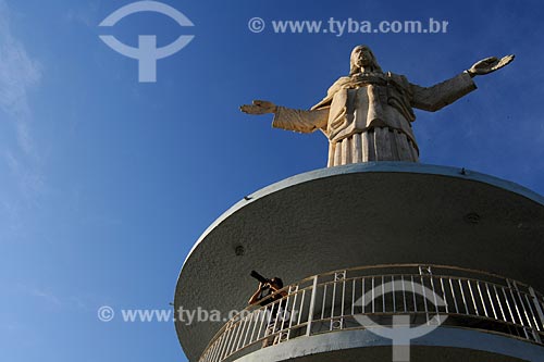 Assunto: Itaperuna - Turista na estátua do Cristo / Local: Noroeste Fluminense - Rio de Janeiro / Data: 06/2008 
