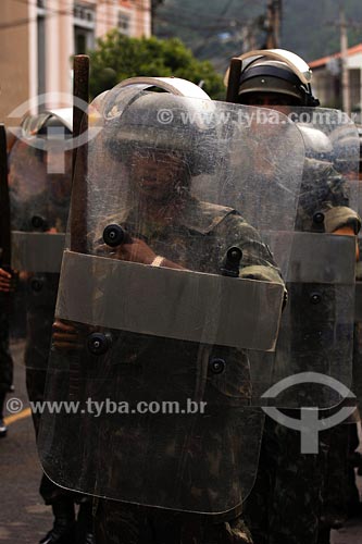  Soldados do exército com escudo e capacete - Rio de Janeiro  - Rio de Janeiro - Brasil