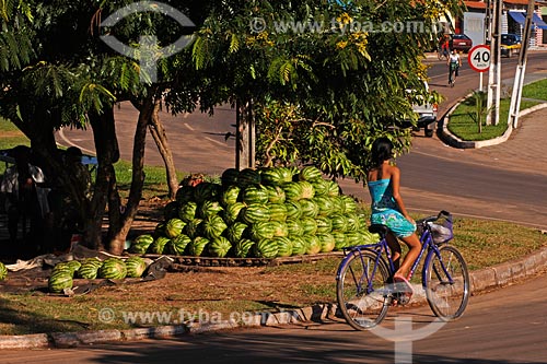  Assunto: Melancias empilhados e menina andando de bicicleta / Local: Vitória do Mearim - MA / Data: 08/2008 