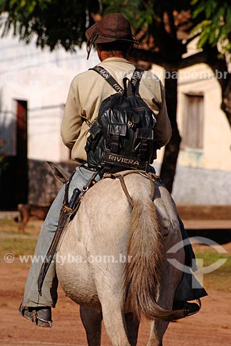  Assunto: Homem com mochila, facão e chapéu típico andando a cavalo / Local: Vitoria do Mearim - MA / Data: 08/2008 