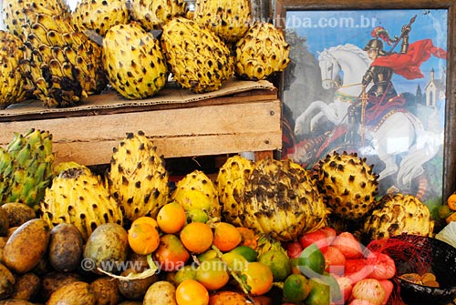  Assunto: Diversas frutas e quadro de São Jorge, Mercado Ver-o-Peso / Local: Belem - PA / Data: 02/2008 