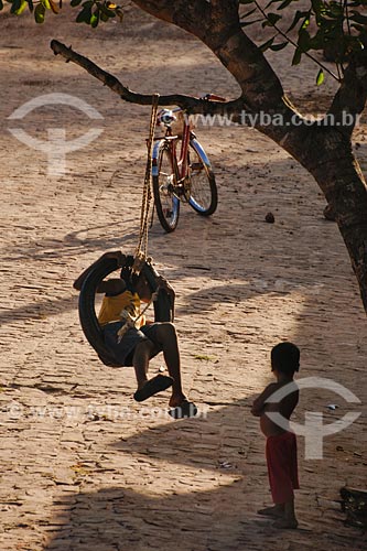  Assunto: Crianças brincando - balanço feito com pneu de caminhão / Local: Bacabeira - MA / Data: 08/2008 