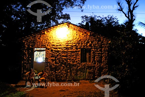  Assunto: Luz elétrica em casa de pau-a-pique na propriedade dos quilombolas - Povoado de Recurso / Local: Santa Rita - MA / Data: 08/2008 