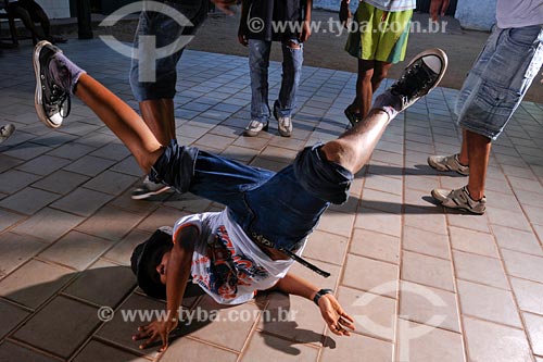  Assunto: Byboys, grupo de rapazes de Dança de Rua - Break Dance / Local: Cidelândia - MA / Data: 08/2008 