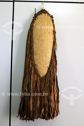  Assunto: Vestimenta da tribo Xicrin - Traje de dança constituído de uma esteira de forma oval, palha de babaçú com franja de embíra de castanheira - Fundação Casa de Cultura / Local: Marabá - PA / Data: 08/2008 