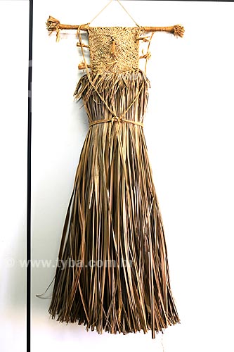  Assunto: Vestimenta estilo vestido da tribo Gavião, usada para comemorar a festa do peixe - Palha de bacaba e madeira - Fundação Casa de Cultura / Local: Marabá - PA / Data: 08/2008 