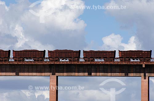  Assunto: Trem de carga da EFC (Estrada de ferro Carajás) na Ponte do 40, ponto turístico de Açailandia / Local: MA / Data: 08/2008 