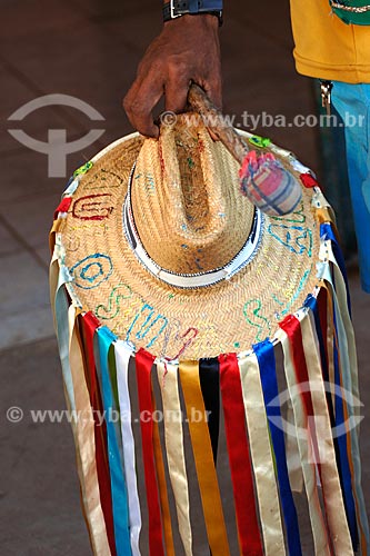  Assunto: Pessoa segurando chapéu e baqueta - Bairro das Laranjeiras / Local: Açailandia - MA / Data: 08/2008 