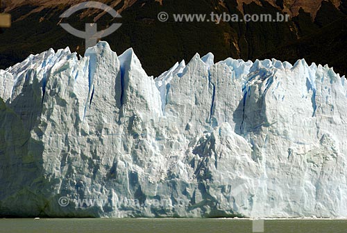  Assunto: Detlhes do gelo continental - Parque Nacional Los Glaciares -  Glaciar perito Moreno - Turistas / Local: patagônia - Argentina / Data: 02/2008 