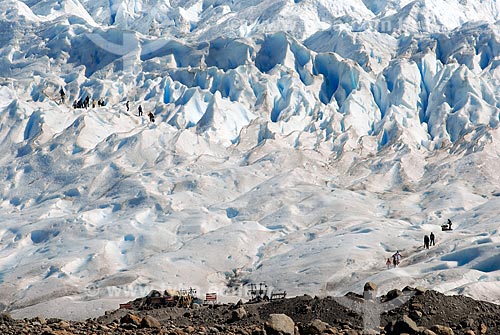  Assunto: Mini trekking sobre o Glaciar perito Moreno - Parque Nacional Los Glaciares -  Glaciar perito Moreno - Turistas / Local: patagônia - Argentina / Data: 02/2008 