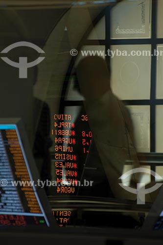  Assunto: Painel eletrônico de cotações da bolsa de valores de São Paulo (BOVESPA) refletido em vidro com operadores de mercado ao fundo / Local: São Paulo - SP / Data: 09/2008 