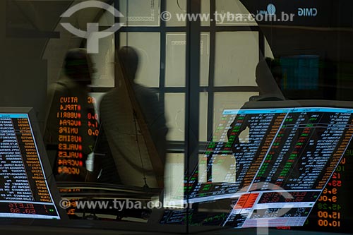  Assunto: Painel eletrônico de cotações da bolsa de valores de São Paulo (BOVESPA) refletido em vidro com operadores de mercado ao fundo / Local: São Paulo - SP / Data: 09/2008 