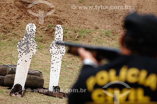  Assunto: Policial com calibre doze (escopeta) mirando ao alvo / Local: Estande de tiro da polícia civil - Cajú - Rio de Janeiro - RJ / Data: 09/2008 