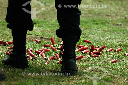  Assunto: Detalhe de botades de policial civil com cartuchos de escopeta no chão a sua volta / Local: Estande de tiro da polícia civil - Cajú - Rio de Janeiro - RJ / Data: 09/2008 