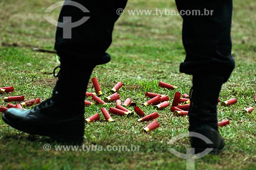  Assunto: Detalhe de botades de policial civil com cartuchos de escopeta no chão a sua volta / Local: Estande de tiro da polícia civil - Cajú - Rio de Janeiro - RJ / Data: 09/2008 
