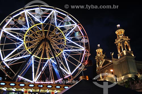  Assunto: Roda Gigante - Vista noturna de parque de diversões ao lado da Igreja Matriz de Nossa Senhora de Nazaré / Local: Belém (PA) / Data: 11 de Outubro de 2008 