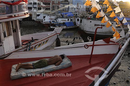  Assunto: Homem dormindo no barco - Cais do Mercado Ver o Peso / Local: Belém (PA) / Data: 13 de Outubro de 2008 