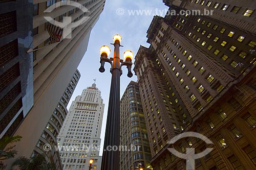  Assunto: Centro da cidade mostrando poste de iluminação pública e o edificio Martinelli à direita / 
Local: São Paulo - SP / 
Data: Junho de 2006 