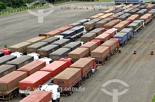  Assunto: Pátio de caminhões graneleiros aguardando para descarga / Local: Maringá (PR) / Data: 09 de Fevereiro de 2007 