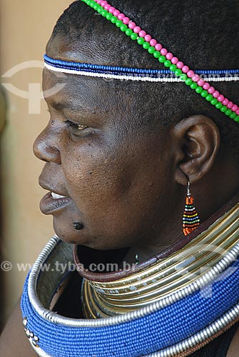  Assunto: Mulher negra sul africana / Local: Lesedi - Johannesburg - África do Sul / Data: 11 de Março de 2007 