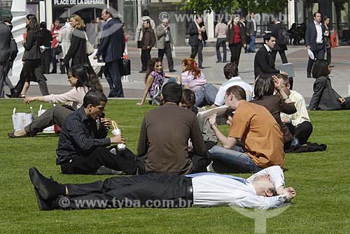  Assunto: Pessoas sentadas na grama comendo em La Defense / Local: Paris - França / Data: 18 de Abril de 2007 