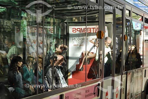  Assunto: Pessoas dentro de ônibus em Paris / Local: Paris - França / Data: 19 de Abril de 2007 