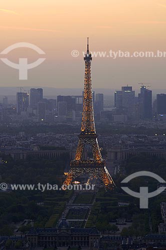  Assunto: Vista Noturna da Torre Eiffel (Tour Eiffel), vista do Trocadéro (Trocadeiro) / Local: Paris - França / Data: 20 de Abril de 2007 