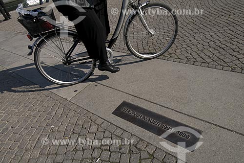  Assunto: Placa comemorativa da queda do muro de Berlim, localizada exatamente onde o muro passava. / Local: Berlim - Alemanha / Data: 27 de Setembro de 2008 