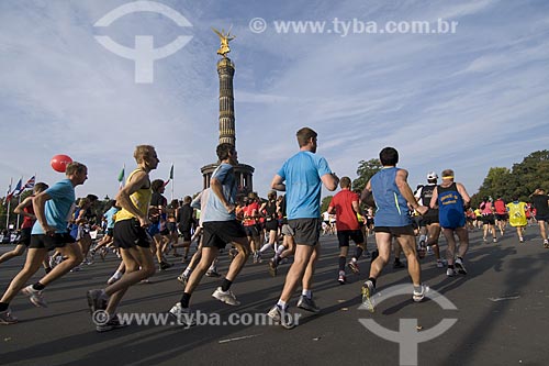  Assunto: Maratonistas cruzando a praça Siegessaule, a praça da Vitória / Local: Berlim - Alemanha / Date: 27 de Setembro de 2008 