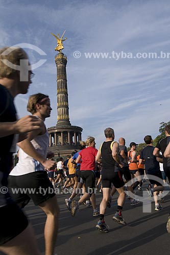  Assunto: Maratonistas cruzando a praça Siegessaule, a praça da Vitória / Local: Berlim - Alemanha / Data: 27 de Setembro de 2008 