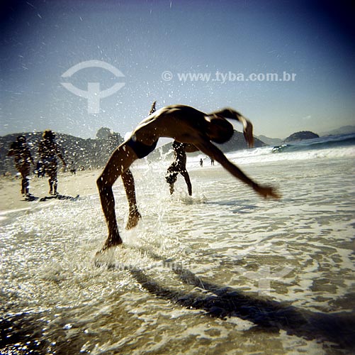  Assunto: Praia de Copacabana, ensaio fotografico feito com a maquina Holga entre 2005 e 2007 / Local: Rio de Janeiro (RJ) / Data: 01 de Janeiro de 2005 