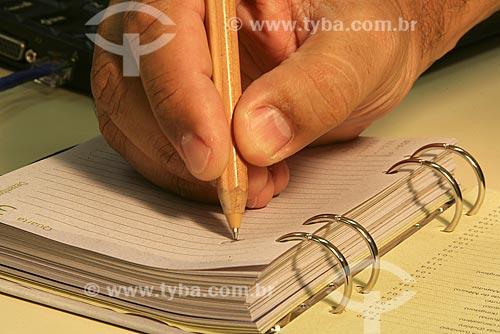  Assunto: Mão escrevendo em uma agenda / Local: Rio de Janeiro (RJ) / Data: 13 de Novembro de 2008 