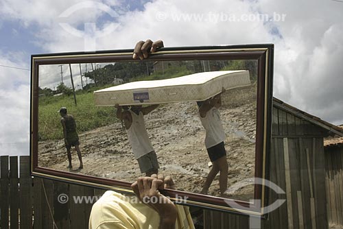  Assunto: Reflexo de pessoas carregando colchão / Local: Marabá - Pará (PA) / Data: 2004 