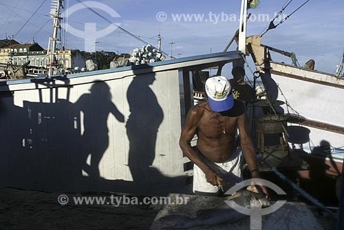  Assunto: Homem limpando peixe - Mercado Ver o Peso / Local: Belém - Pará (PA) - Brasil / Data: Março de 2004 