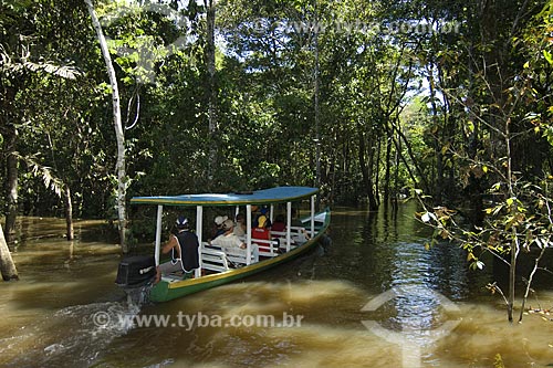  Assunto: Barco de turismo na mata de várzea do Rio Amazonas / 
Local: Perto de Manaus - Amazonas - Brasil / 
Data: Junho de 2007 