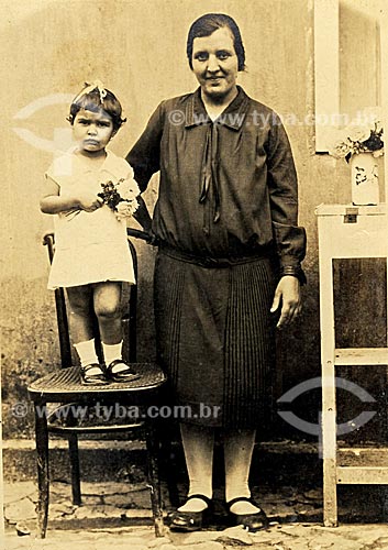  Imigrantes portugueses - D. Alexandrina Pires da Eira , vinda da vila de Oiã em Portugal e sua filha Regina. Rio de Janeiro. Data: 1930 