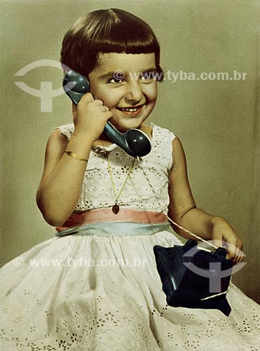  Assunto: Criança brincando de falar ao telefone (Rosângela Reis)
Local: Rio de Janeiro - RJ
Data: 1957 