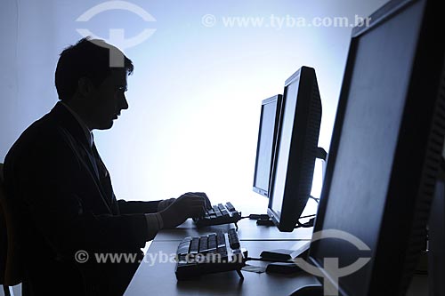  Assunto: Informática - Homem usando Computador / Local: Rio de Janeiro - RJ - Brasil / Data: 01/11/2008 