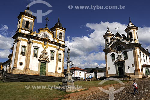  Assunto: Igreja de São Francisco à esquerda e Igreja do Carmo à direita na praça principal de Mariana / Local: Minas Gerais (MG) - Brasil / Data: 19/04/2009 