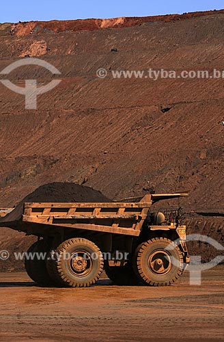  Assunto: Caminhão transportando minério de ferro na Mina da Fábrica Nova - Complexo de Mariana / Local: Minas Gerais (MG) - Brasil / Data: 20/04/2009 
