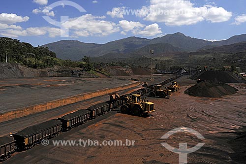  Assunto: Carregamento de minério de ferro nos vagões de trem para transporte ferroviário - Mina da Fábrica Nova- Mina Alegria - Complexo de Mariana / Local: Minas Gerais (MG) - Brasil / Data: 20/04/2009 