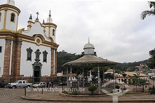  Assunto: Igreja Santuário São João Batista e coreto na Praça Monsenhor Gerardo Magela também conhecida como Praça da Matriz / Local: Barão de Cocais  - Minas Gerais (MG) - Brasil / Data: 23/04/2009 