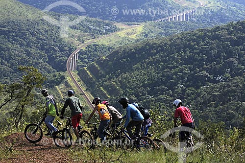  Assunto: Esporte radical, ciclistas fazendo Mountain Bike com estrada de ferro ao fundo - Mirante Alto do Cristo, Morro do Mato da Onça / Local: Itabirito - Minas Gerais (MG) - Brasil / Data: 18-04-2009 