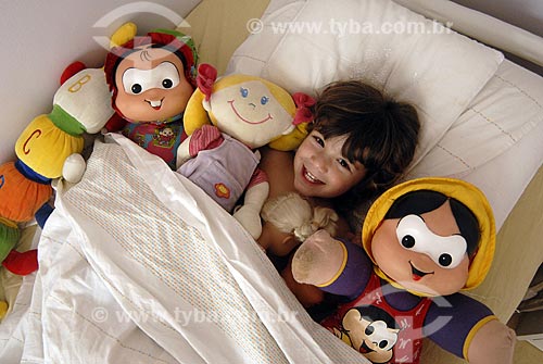  Assunto: Menina brincando com bonecas / Local: Rio de janeiro - RJ - Brasil / Data: 2007 