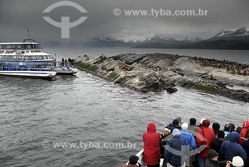  Assunto: Passeio de catamarã à Isla Los Lobos e ao farol do fim do mundo pelo Canal de Beagle. Turistas admirando lobos e leões marinhos / Local: Ushuaia - Argentina / Data: 11/ 2008 