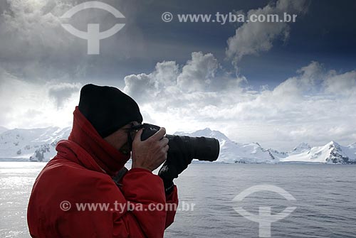 Assunto: Fotógrafo. Vista da Ilha Livingston, segunda maior das Ilhas Shetland do Sul / Local: Península Antártica / Data: 11 / 2008 