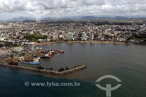  Assunto: Vista aérea da cidade de Macaé no norte fluminense. Instalações da Petrobras - E&P_UNBC (Exploração e petróleo, Unidade de Negócios da bacia de campos) na Praia de Imbetiba / Local: Macaé - RJ - Brasil / Data: 04 / 2009 